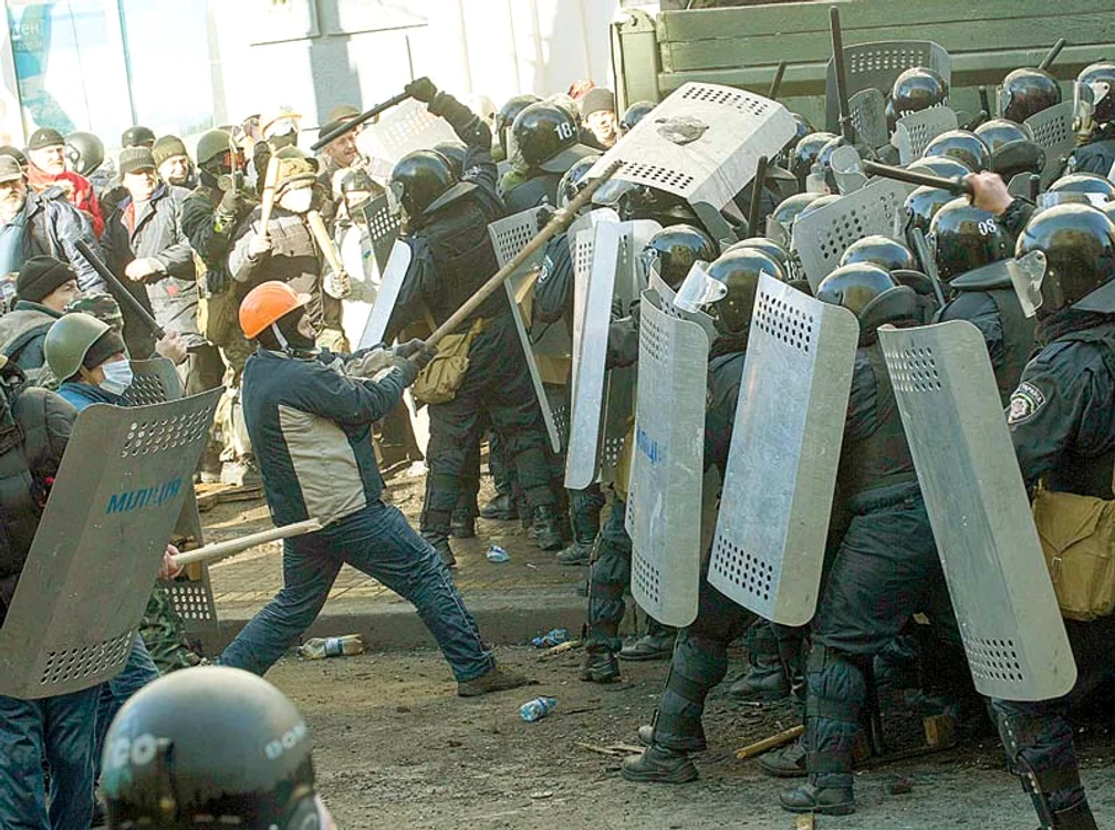 Bătăi de stradă au izbucnit între manifestanţi şi poliţie (fotografii: reuters)