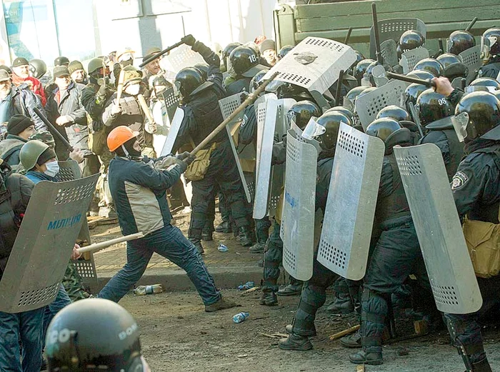 
    Bătăi de stradă  au izbucnit între  manifestanţi  şi poliţie (fotografii: reuters)  