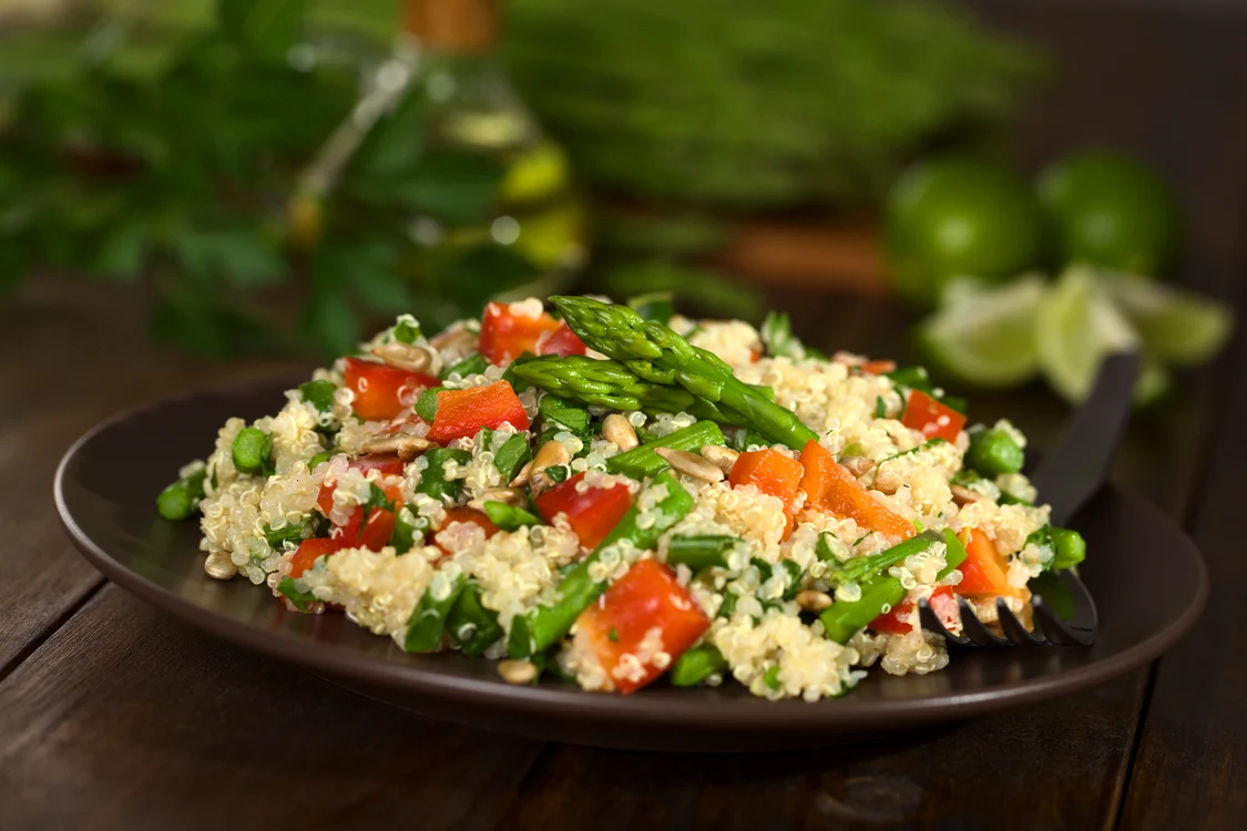 Salată de quinoa şi sparanghel jpeg