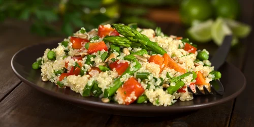 Salată de quinoa şi sparanghel jpeg