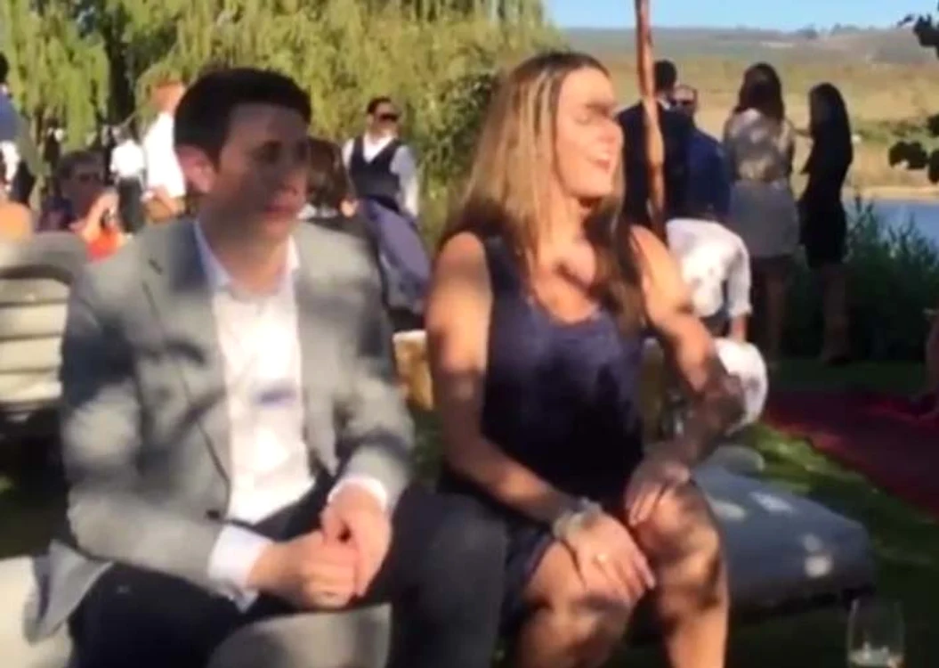
    Bărbatul nu a vrut ca iubita sa să prindă buchetul miresei Foto: Captură Youtube  