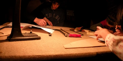 Emil Kindlein îi învaţă pe copii să facă diferite obiecte din lemn