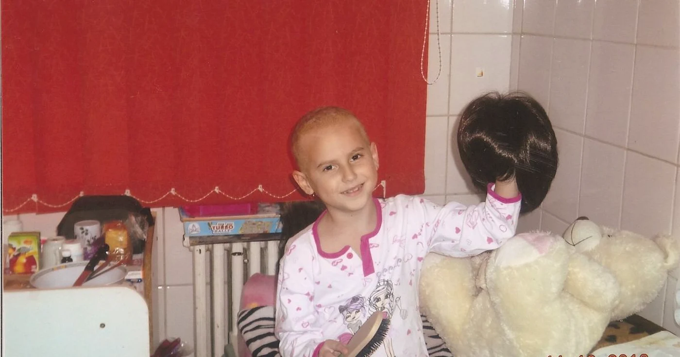 Ştefania îşi perie zilnic peruca FOTO: adevarul