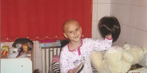Ştefania îşi perie zilnic peruca FOTO
