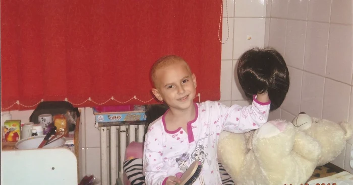 Ştefania îşi perie zilnic peruca FOTO: adevarul