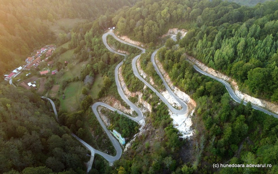 Șoseaua Transluncani, „Transalpina vestului” blocată în pădure. Cum arată drumul superb din Munții Poiana Ruscă