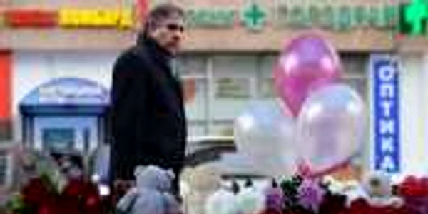 Omagii aduse fetitei din Moscova decapitate de bona FOTO Twitter RT France