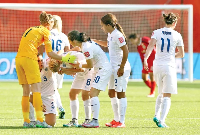 
    Coechipierele au încercat  minute bune să o consoleze  pe Bassett, care a plâns  până a ajuns în vestiarFoto: Guliver / Gettyimages  
