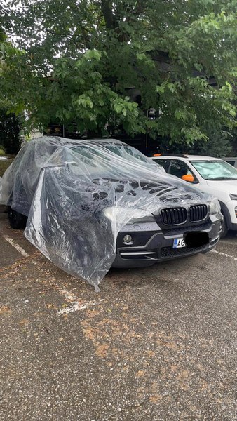Gestul unui bărbat din Pitești a devenit viral. Cum a protejat de ploaie un bolid uitat cu geamurile coborâte 