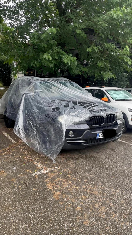 Un trecător a protejat cu o folie mașina FOTO Bella Caffe