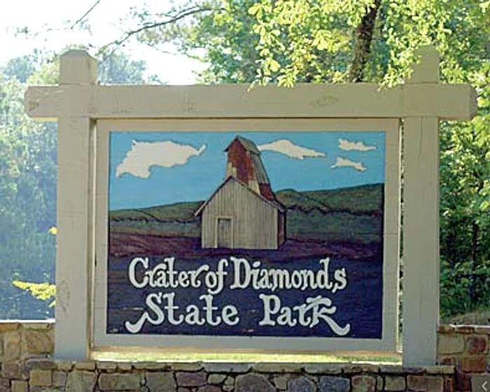 
    La intrarea în parc turiştii află că pot pleca acasă cu pietrele preţioase găsite  