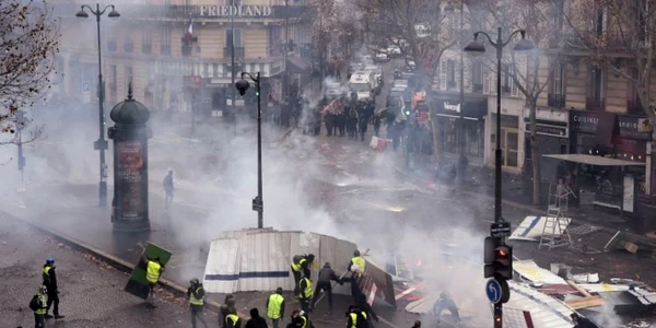 Proteste vestele galbene la Paris FOTO AFP