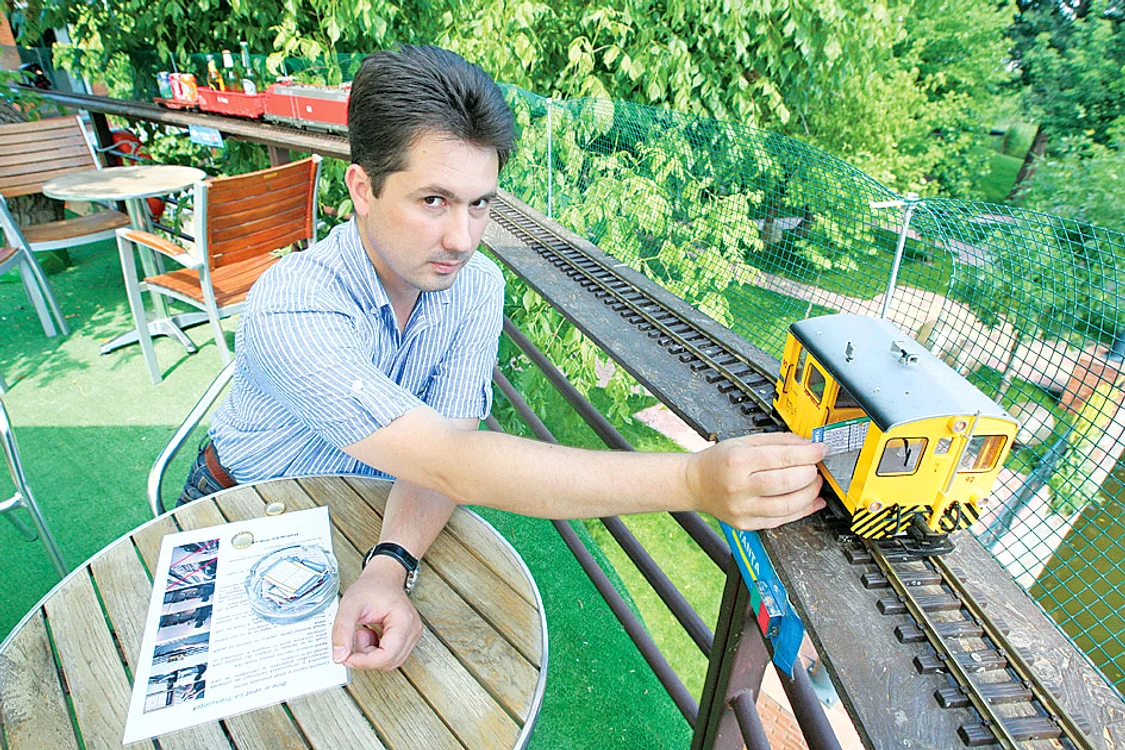 Clienţii pun comanda sub  formă de bilet de tren în  “locomotiva-ospătar”