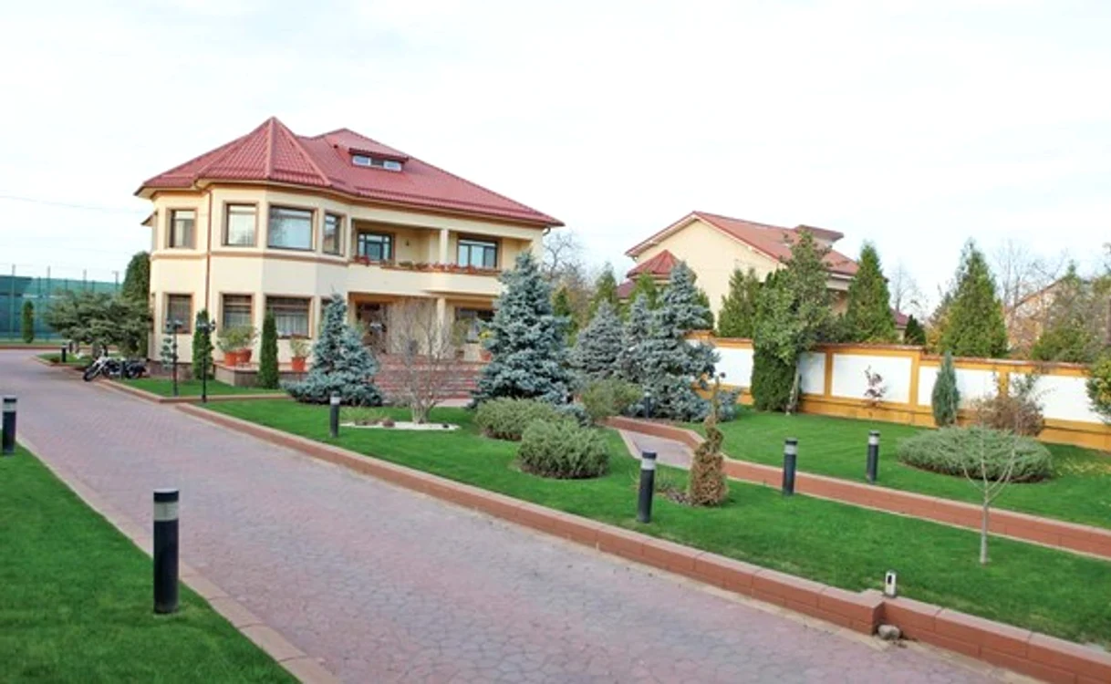 Acesta este palatul din Bolintin în care locuiește familia Bădălău