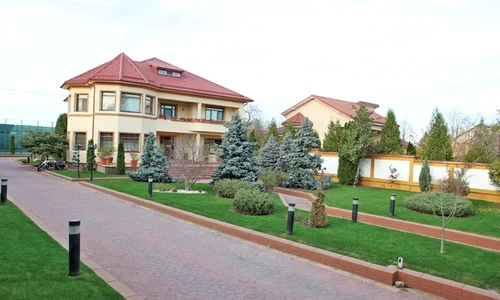 Acesta este palatul din Bolintin în care locuiește familia Bădălău jpeg