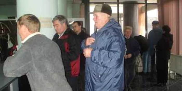 Persoanele fizice au stat la cozi pentru a plăti impozitul