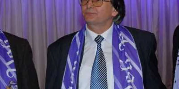 Nicolae Robu cu eşarfa violetă