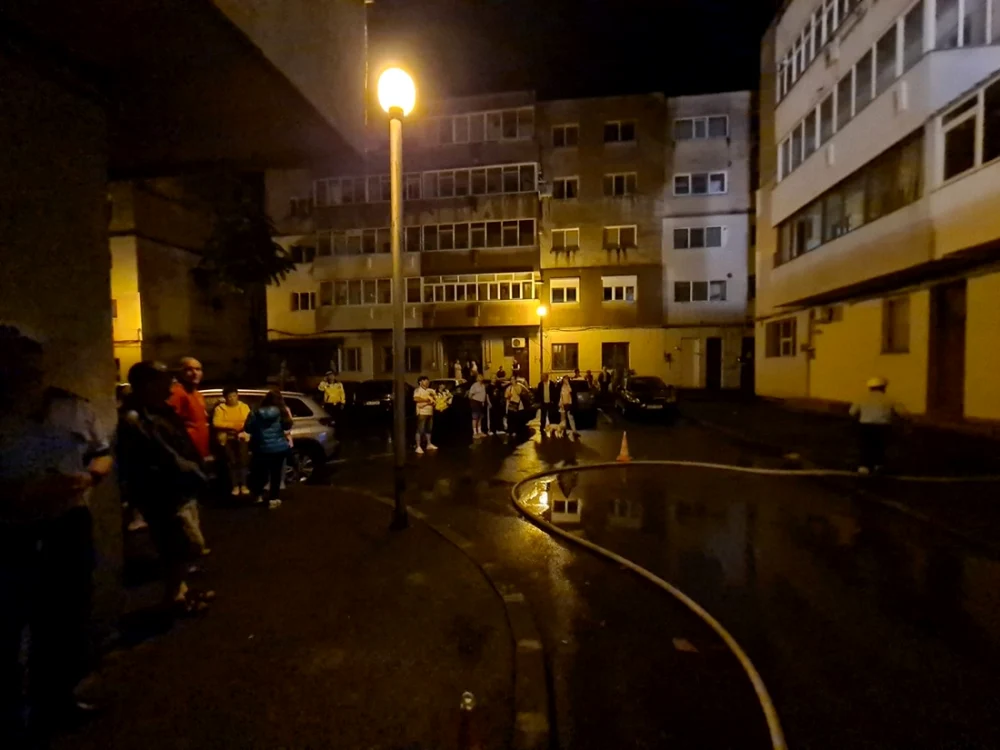 Zeci de persoane evacuate în miez de noapte din blocul cuprins de flăcări FOTO ISU Prahova