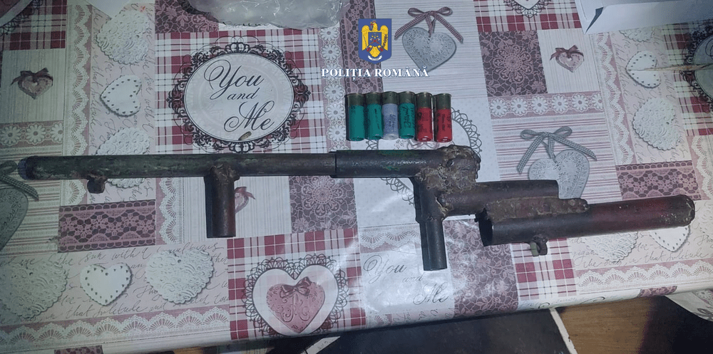 Un bărbat și-a confecționat o armă care poate trage cu muniție letală. Cum a fost descoperit de poliție