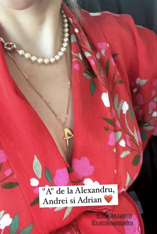 
    Adela Popescu și medalionul cu inițiala copiilorfoto: Instagram  
