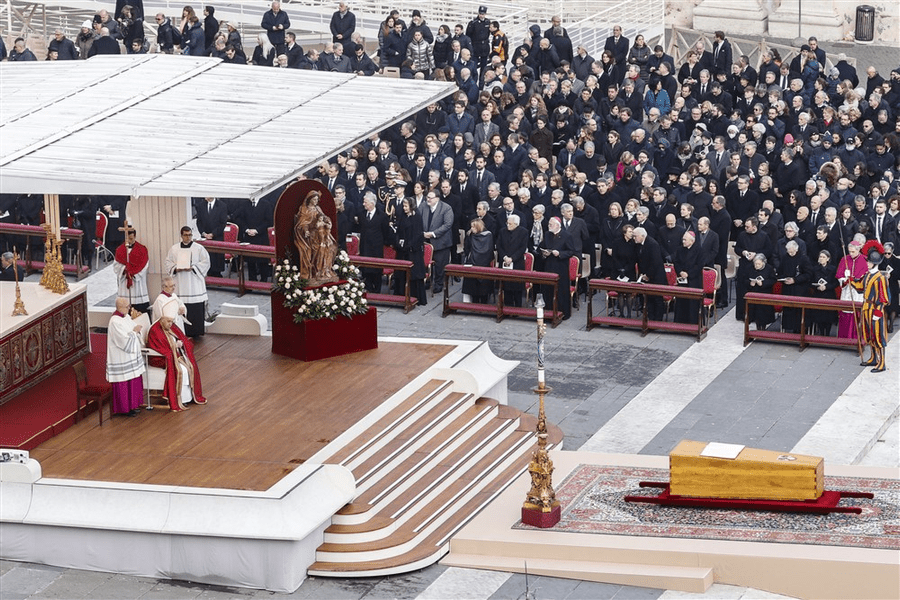 Papa emerit Benedict al XVI-lea, înmormântat. Slujba, oficiată pentru prima dată în istorie de un papă în exercițiu VIDEO
