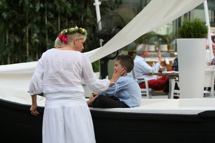 Iuliana a fost foarte grijulie cu băieţelul ei, David (foto: DORIN CONSTANDA)