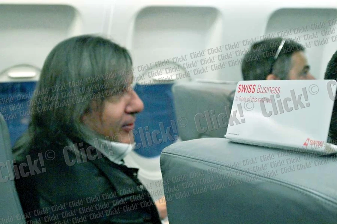 Năstase a reuşit să-şi îndese geanta în compartimentul special, apoi s-a aşezat pe locul lui de la clasa Business