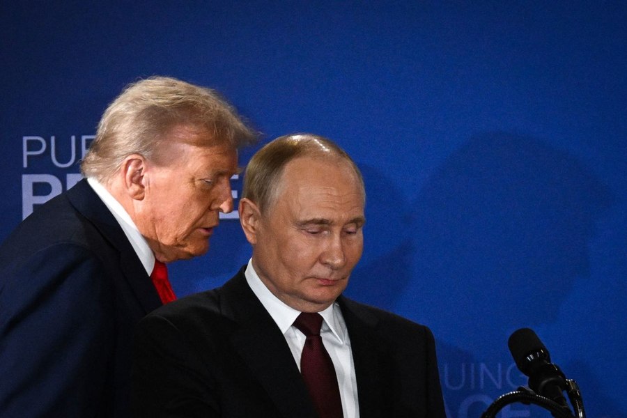 Trump a părut abătut după negocierile cu Putin. De la „prieteni buni” pe pistă la o tăcere stânjenitoare. Ce a arătat limbajul corporal