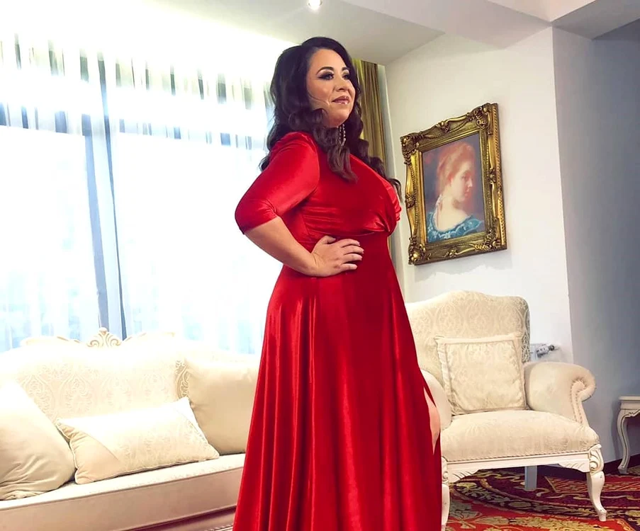
    Oana Roman arată spectaculos în rochia roșie, de searăfoto: Facebook  