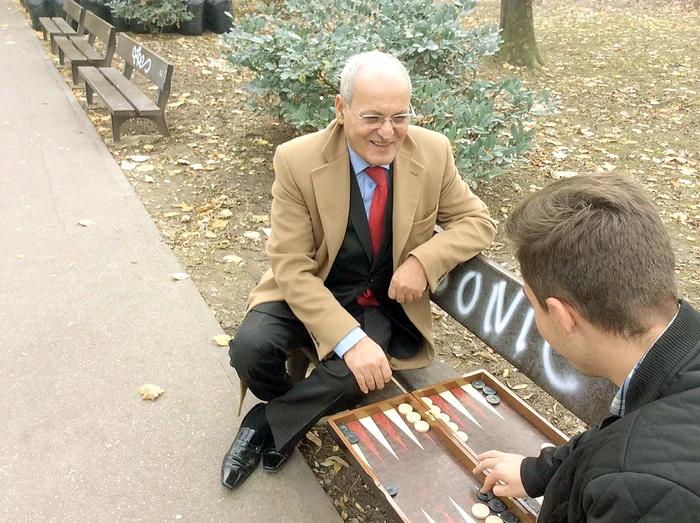 
    Celebrul lăutar s-a mutat singur, nu mai vrea să audă de nevastă sau amante, ci doar de copii şi nepoţi  