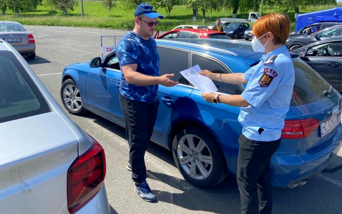 Un tânăr pompier a fost a 10.000-a persoană vaccinată la centrului Drive Thru din Deva. Foto: Prefectura Hunedoara.