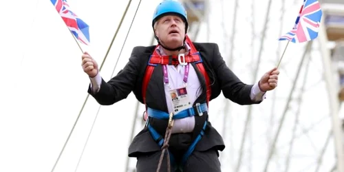 Boris Johnson ramas suspendat pe tiroliana FOTO The Sun