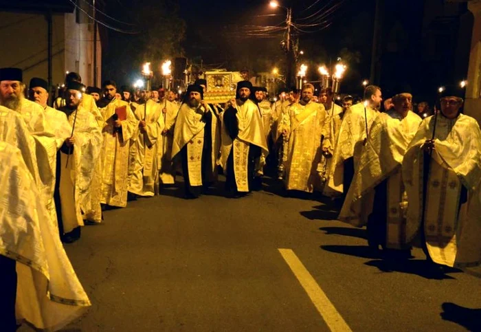 
    Cadru din timpul procesiunii la praznicul Sfintei Cuvioase Parascheva (2013)Foto: Ziarul Lumina  