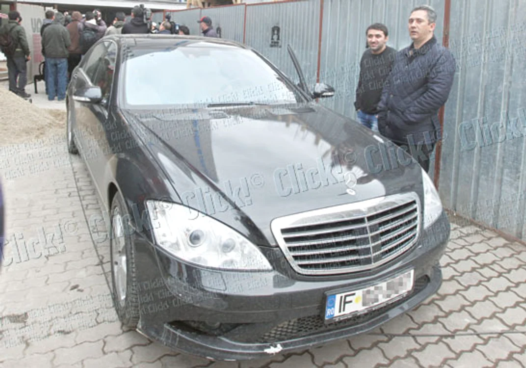 Bara din faţă are multe  zgârieturi şi lovituri
