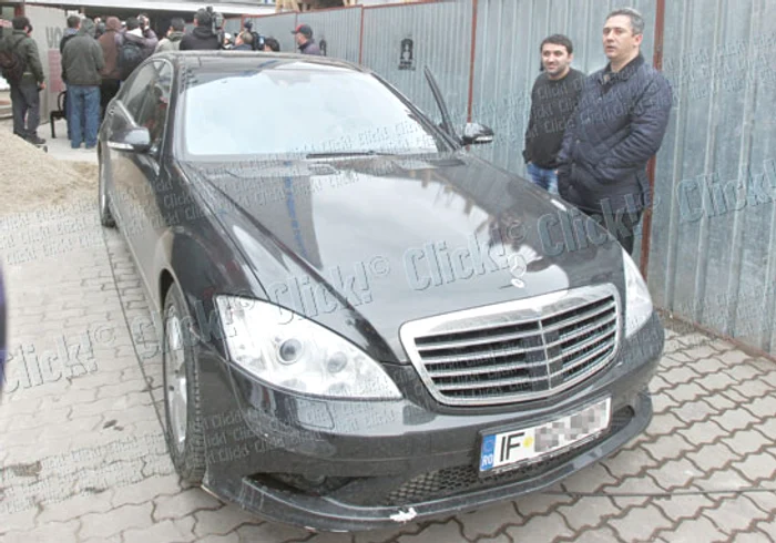 Bara din faţă are multe  zgârieturi şi lovituri