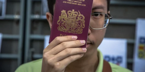 Un activist prodemocratie din Hong Kong isi prezinta pasaportul britanic FOTO EPA-EFE
