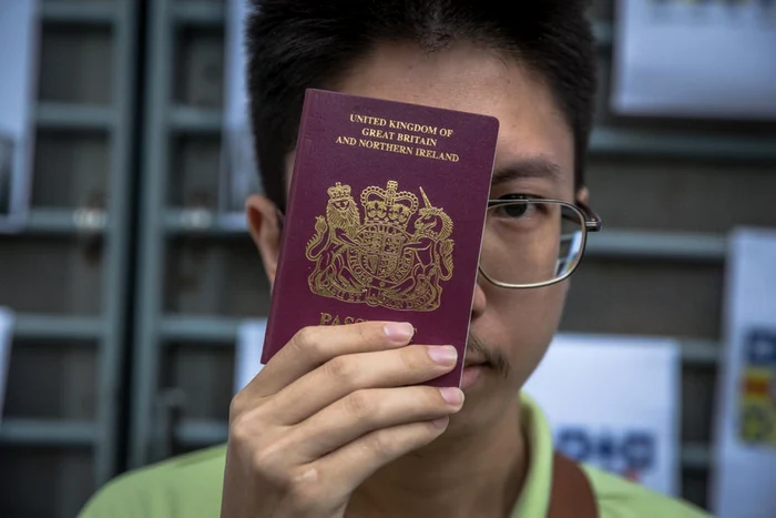 Un activist prodemocraţie din Hong Kong îşi prezintă paşaportul britanic FOTO EPA-EFE