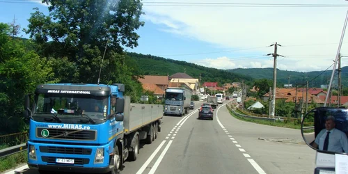 În Vâlcea şi în alte 21 de judete din tara sunt restrictii de circulatie pe DN-uri pentru vehiculele mai mari de 7,5 tone