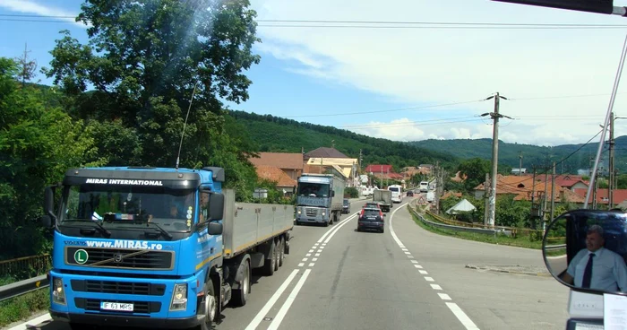 În Vâlcea şi în alte 21 de judete din tara sunt restrictii de circulatie pe DN-uri pentru vehiculele mai mari de 7,5 tone