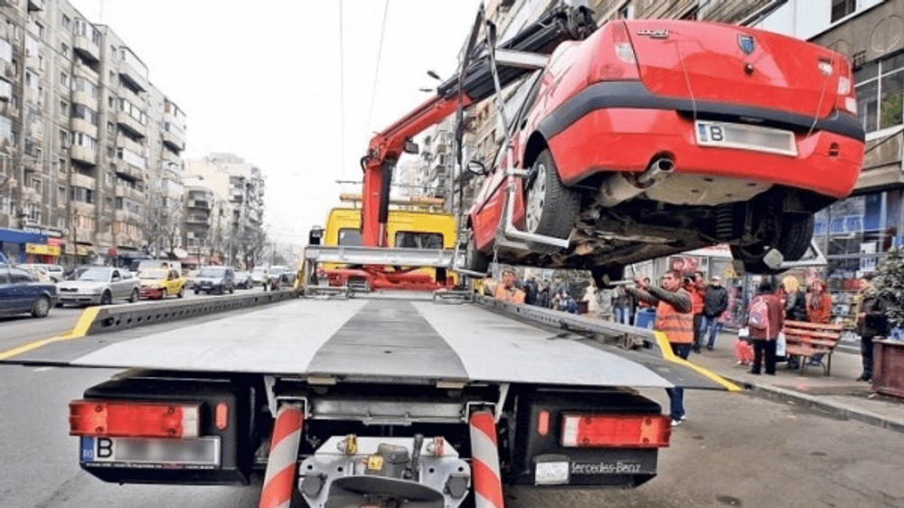 Administratorul unei parcări din București, amenințat cu arma de un bărbat
