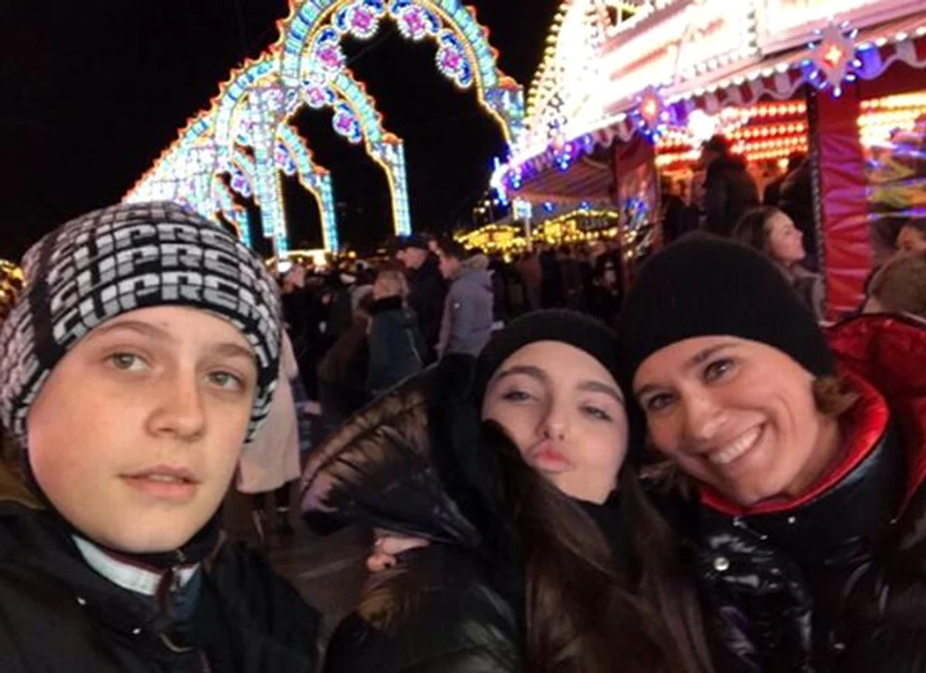 
    Andreea Esca s-a distrat cu Alexia şi Aris într-un parc din LondraFoto: arhivă personală  