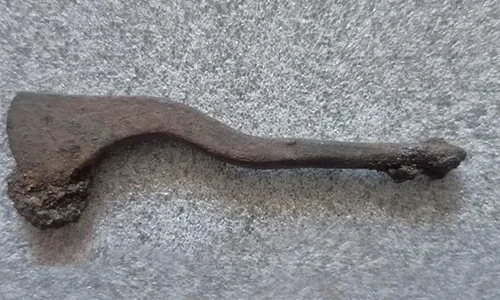 Unealtă folosită pentru operații pe craniu descoperită în Polonia (©  Bartłomiej Kaczyński)