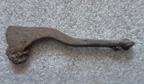 Unealtă folosită pentru operații pe craniu descoperită în Polonia (©  Bartłomiej Kaczyński)