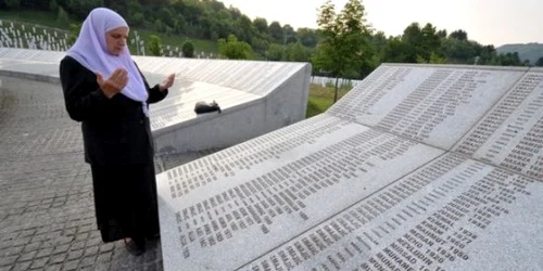 Monument ridicat la Srebrenica pe locul execuțiilor din 1995