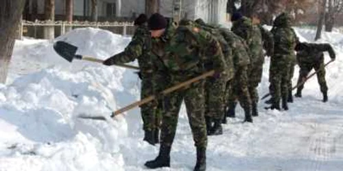 Militarii muncesc din greu la lopată