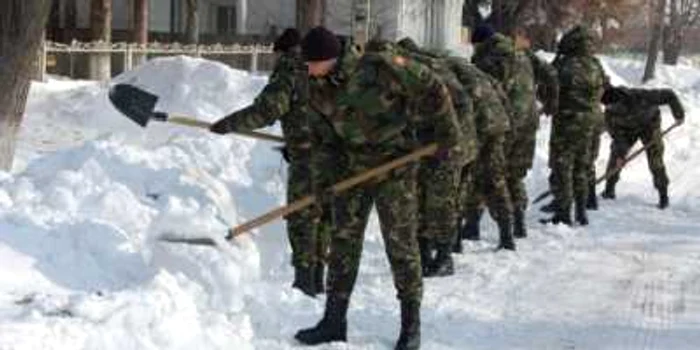 Militarii muncesc din greu la lopată