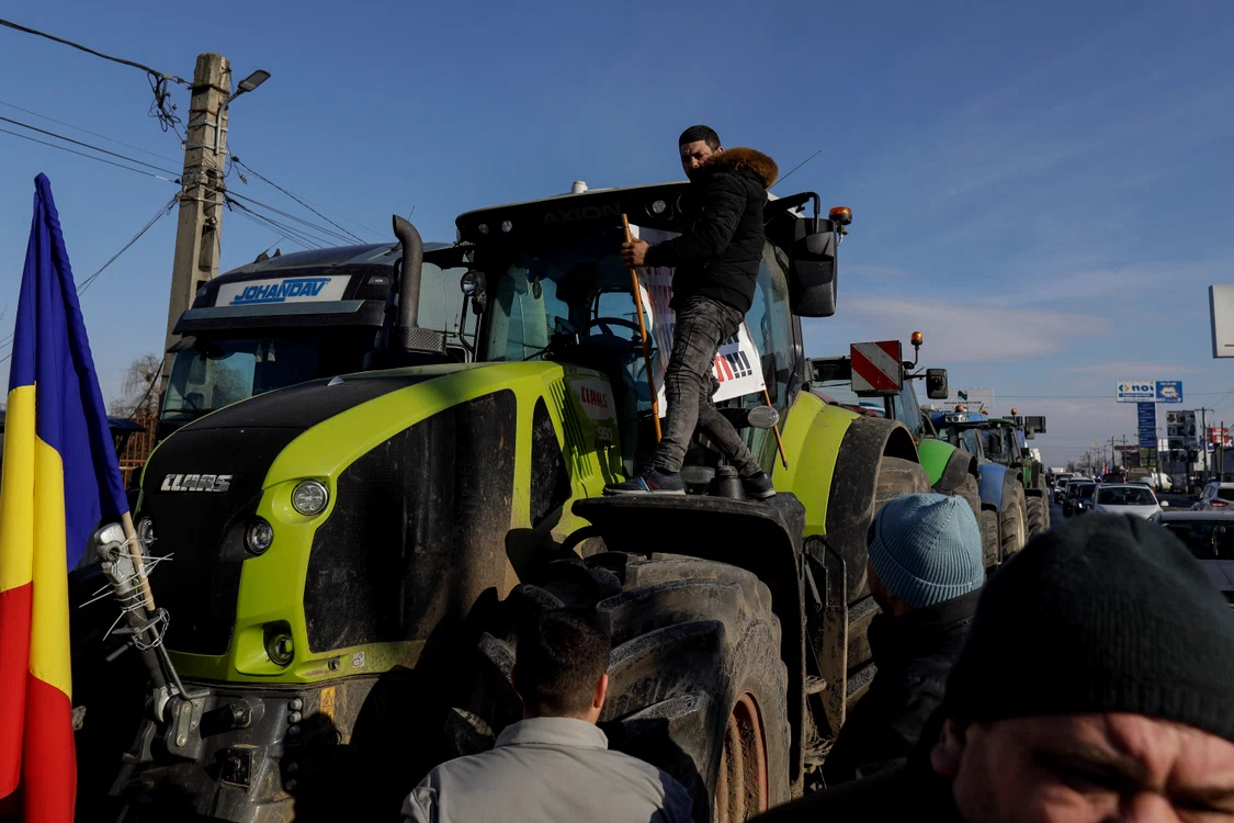Fermierii au venit cu tractoarele la proteste