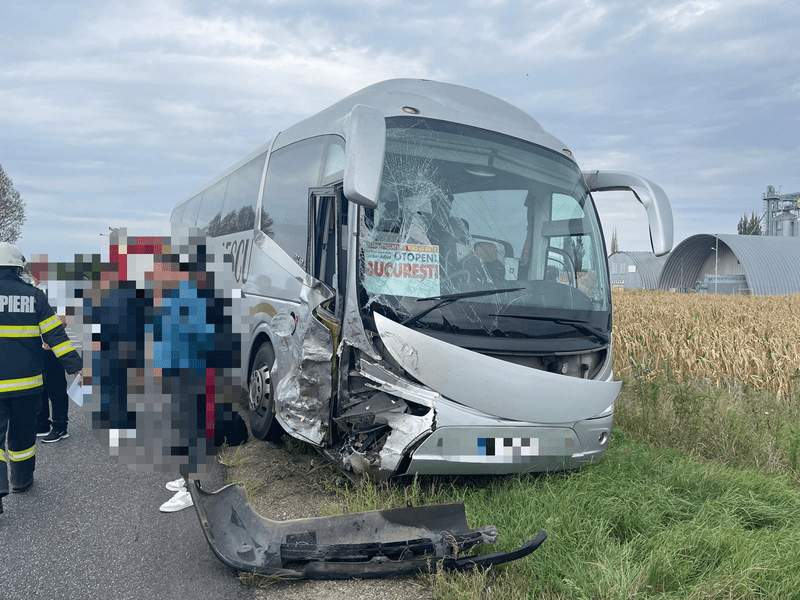 Autocar plin cu pasageri, care mergea la aeroport, implicat în accident pe E85