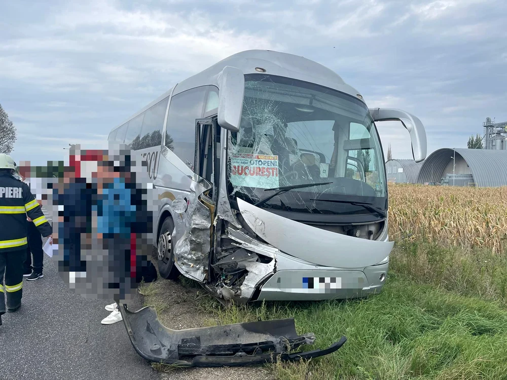 În autocar se aflau 29 de persoane FOTO: ISU Bacău