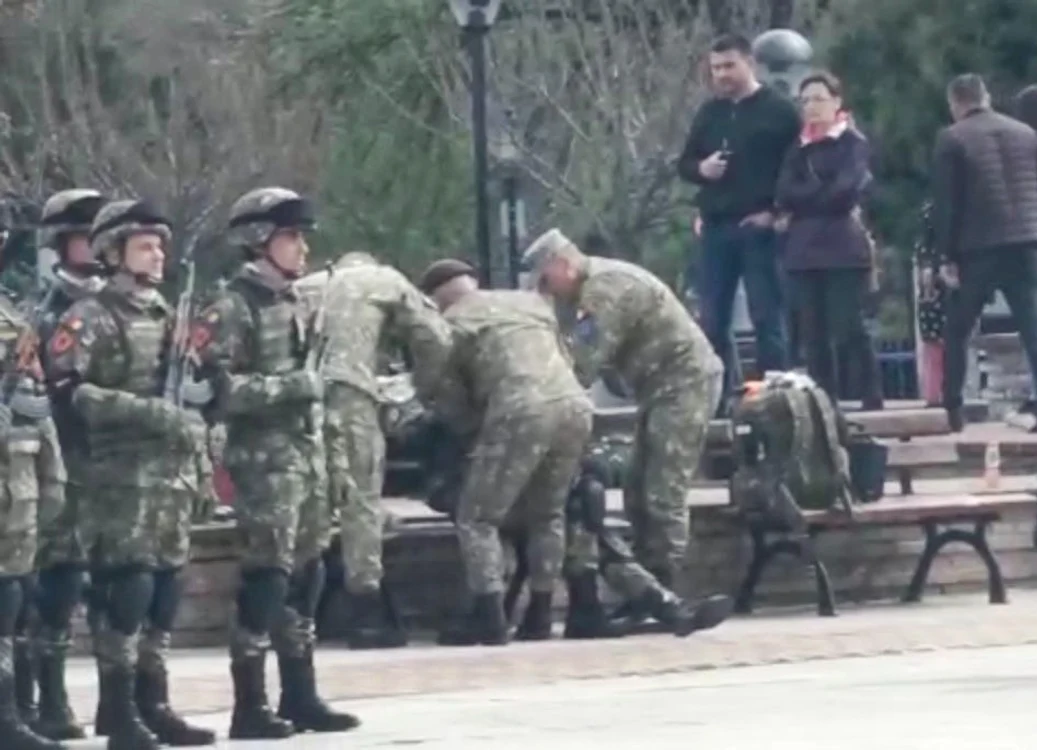 Militarul leșinat a primit îngrijiri pe o bancă FOTO: captură Video
